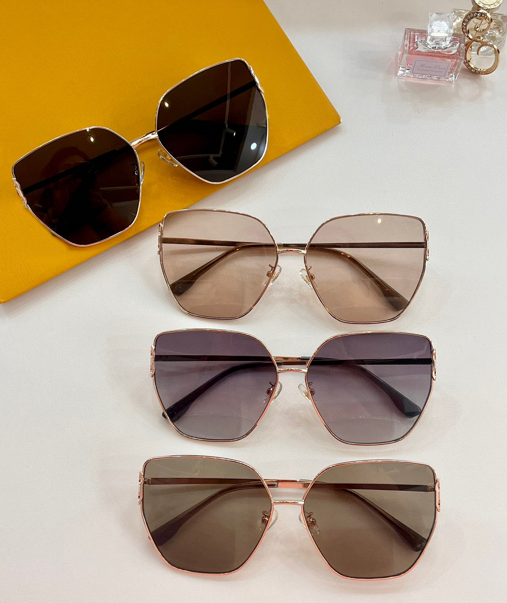 

Men Sunglasses For Women Latest Selling Fashion Sun Glasses Mens Sunglass Gafas De Sol Glass UV400 Lens With Random Matching Box 1215