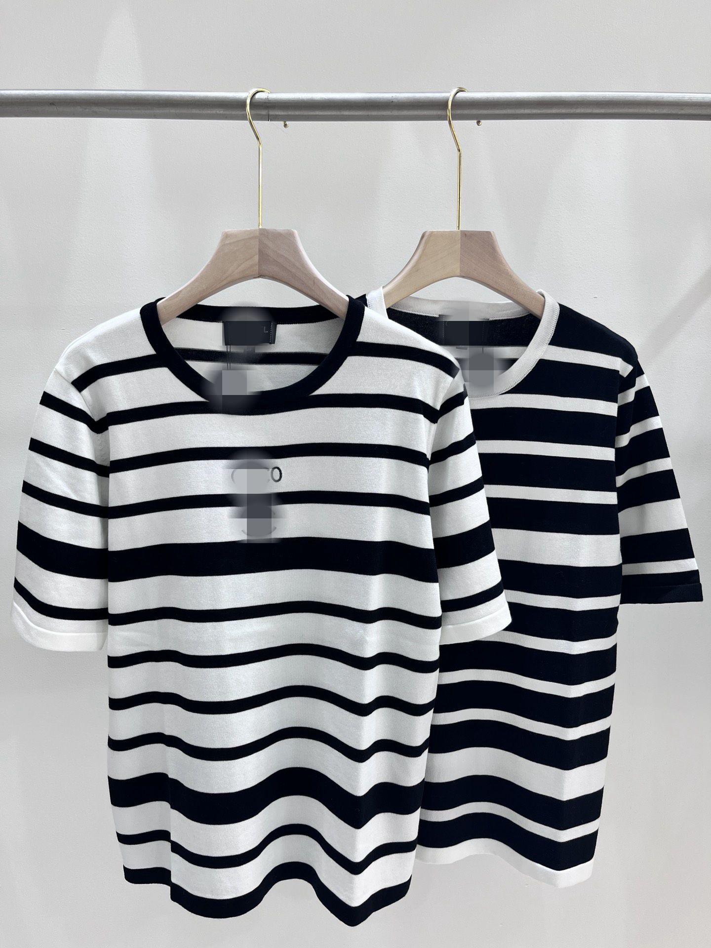 

2023 Black/White Letter Striped Embroidery Women' T-shirt Brand Same Style DH43