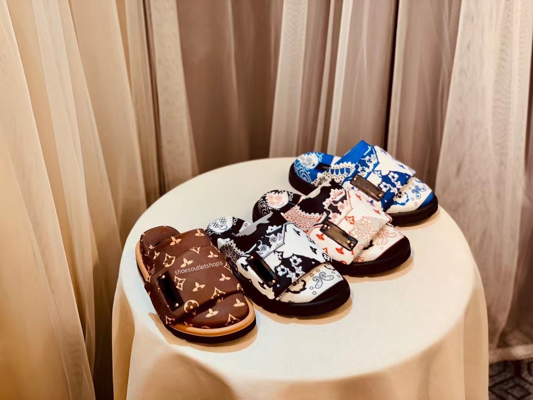 

2023 Women Slippers men black Scuff Flat Sandals Pool Pillow Mules Sunset Padded Front Strap Fashionable Easy-to-wear Style Slides Fuchsia l 35-45, Blue