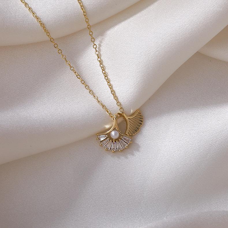 

Pendant Necklaces Pearl Crystal Fan Necklace Clavicle Chain Niche Design Cold Wind Accessories
