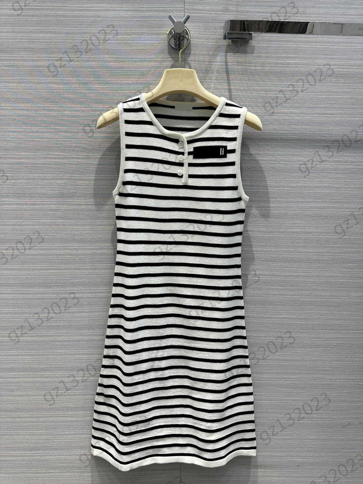 

Knitted Dress Chest Logo Embroidery Thread Edge Crewneck Sleeveless Dresses Striped Buttons Decoration Corset Waist Slimming Maxiskit Womens Clothing