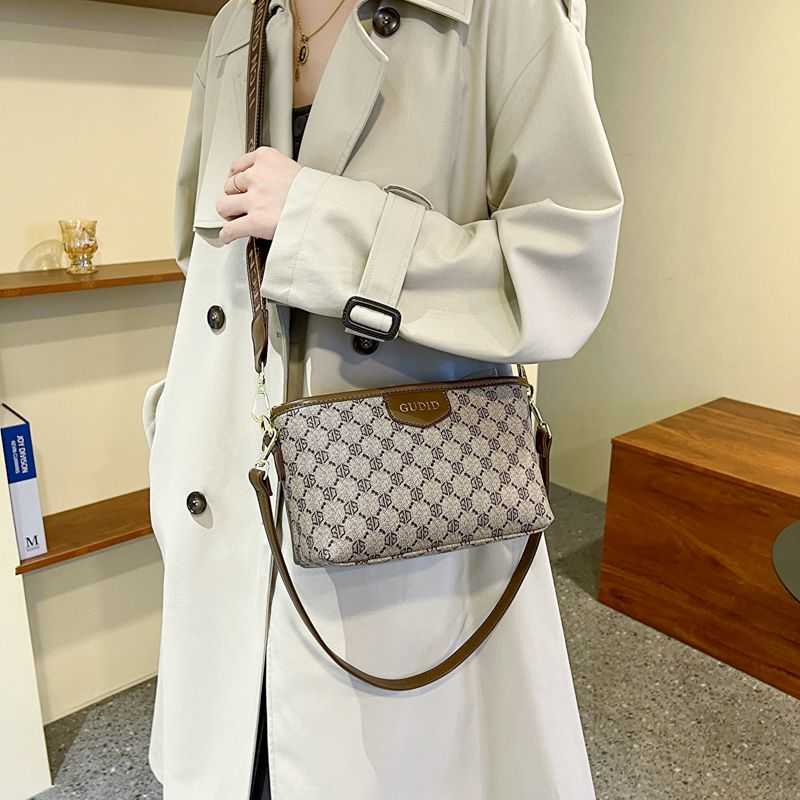 

Versatile ins casual small square bag for women's large capacity sling single shoulder underarm people retro messenger Purse Outlet, Light brown