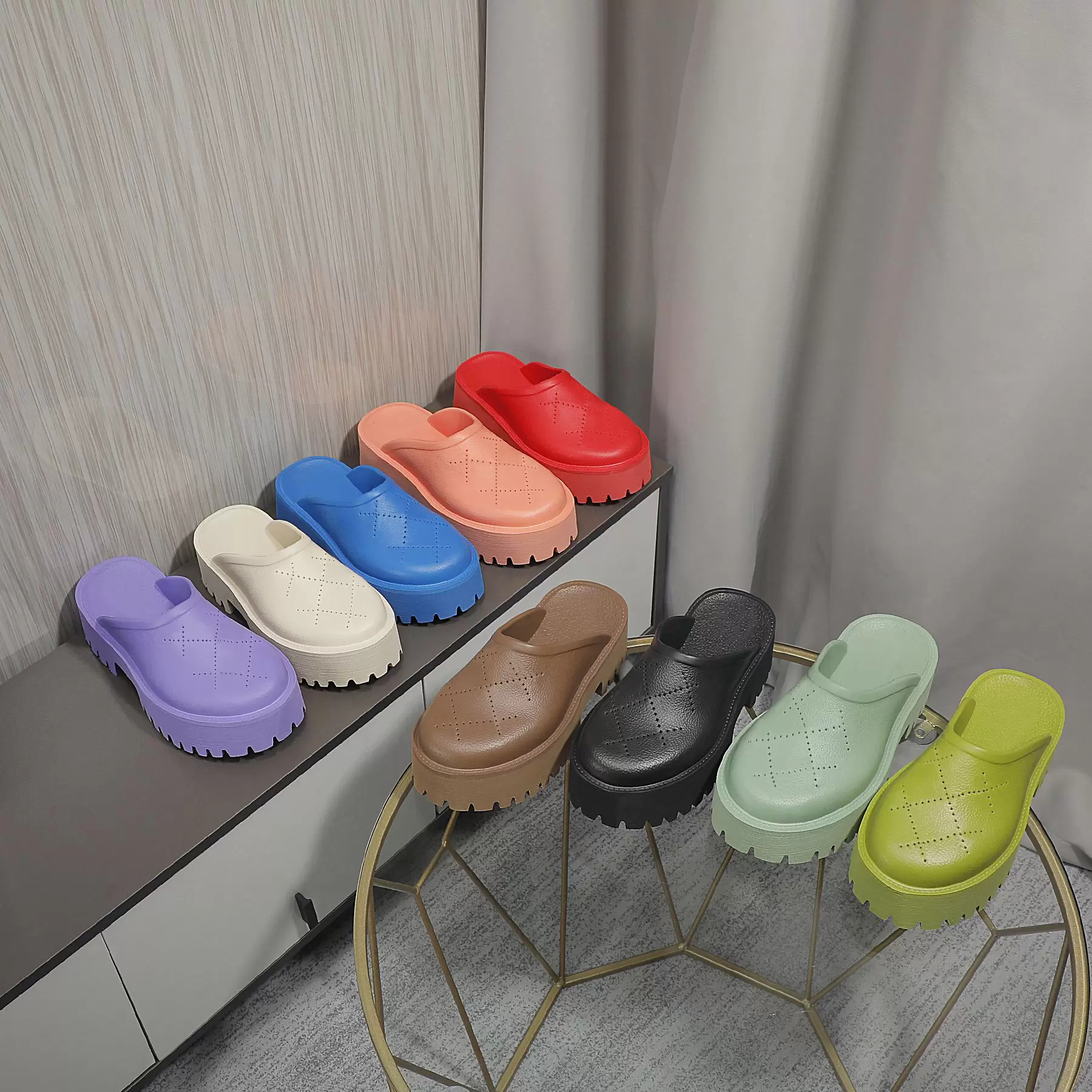 

Luxury men women Slippers Sandals famous Perforated Slip-on Platform Rubber Mules Fashion Hotel Bathroom Shoes Classic Flat Summer Lazy Slides Outdoor Beach Sandal