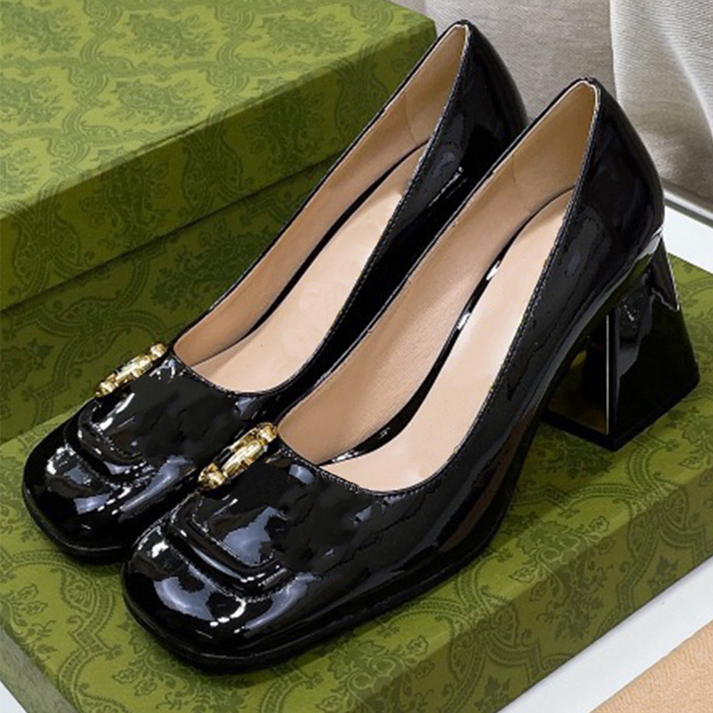 Les chaussures de pompes à talon moyen pour femmes sont fabriquées à partir de talon en blocs et d'orteil carrés sculptés en cuir noir lisse et c