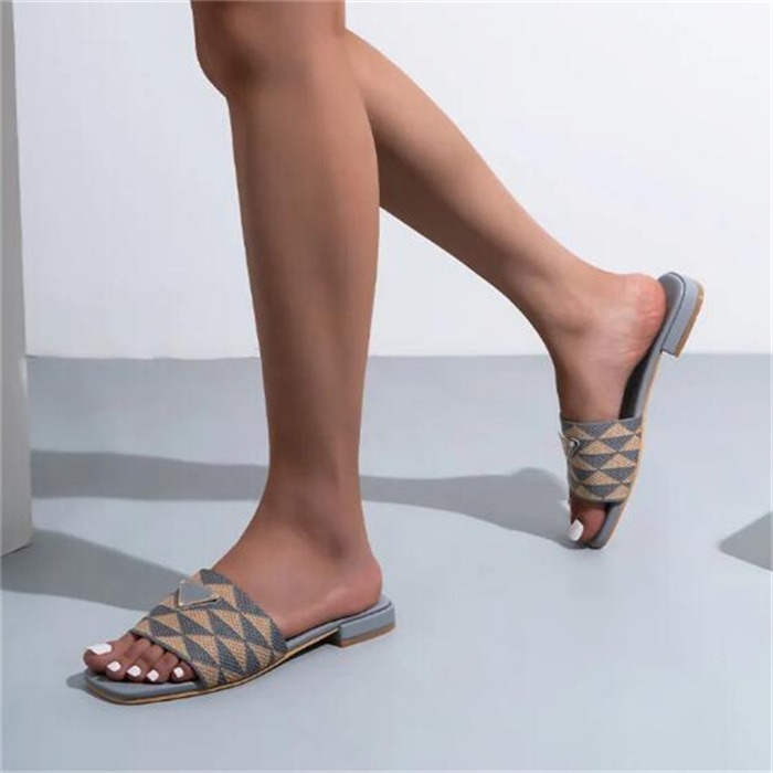 

Fashion Designer Slippers Embroidery Flat Bottom Women Slippers Outdoor Leisure Luxury Slipper Leather Lining Dinner Wedding Sandbeach Sandal Flip-Flops Sandals, Grey