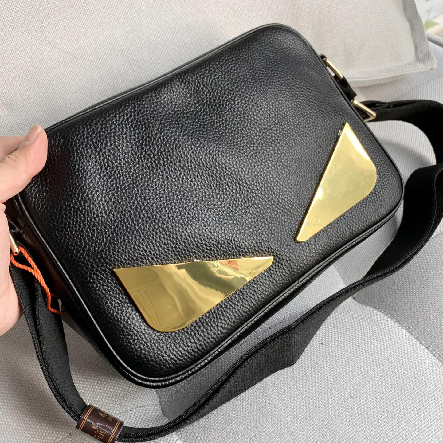 

Metal Eye Cowhide Cross-Body Camera Bag: Luxury Design for Fashionable Photography Enthusiasts, Black