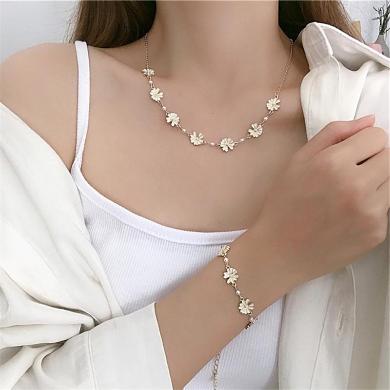 

Chains Fashion Lovely Daisy Pendants Necklaces Accessories Flowers Charm Choker Necklace For Women Vacation Jewelry Link Chain