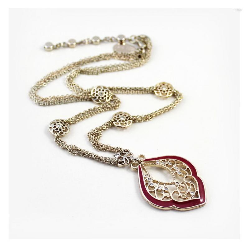 

Pendant Necklaces Claret Vintage Hollow Rhinestone Rose Necklace