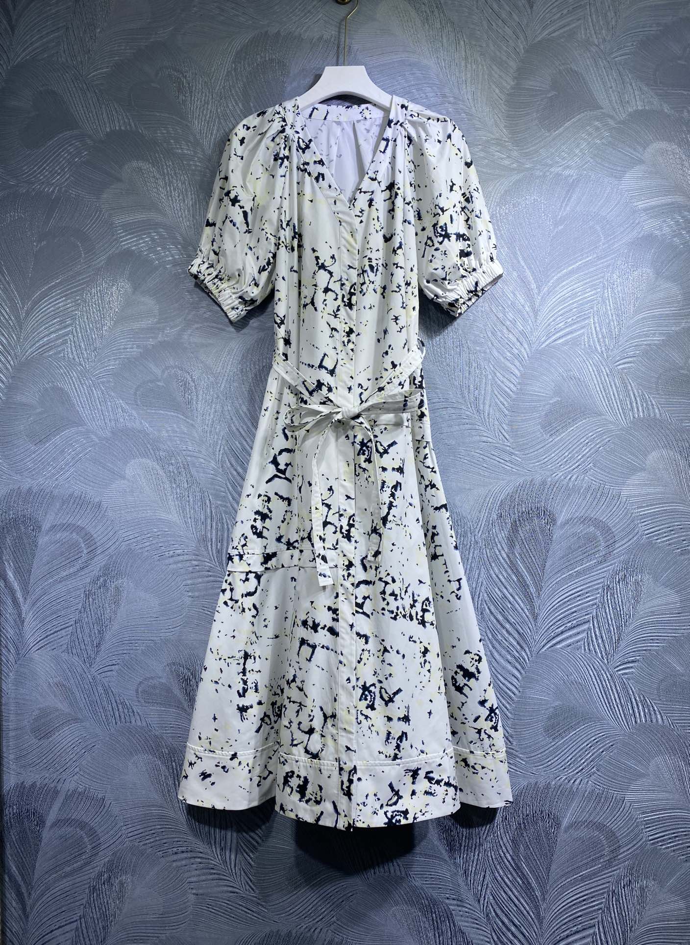 

2023 spring style floral dress V-neck plain, Customize