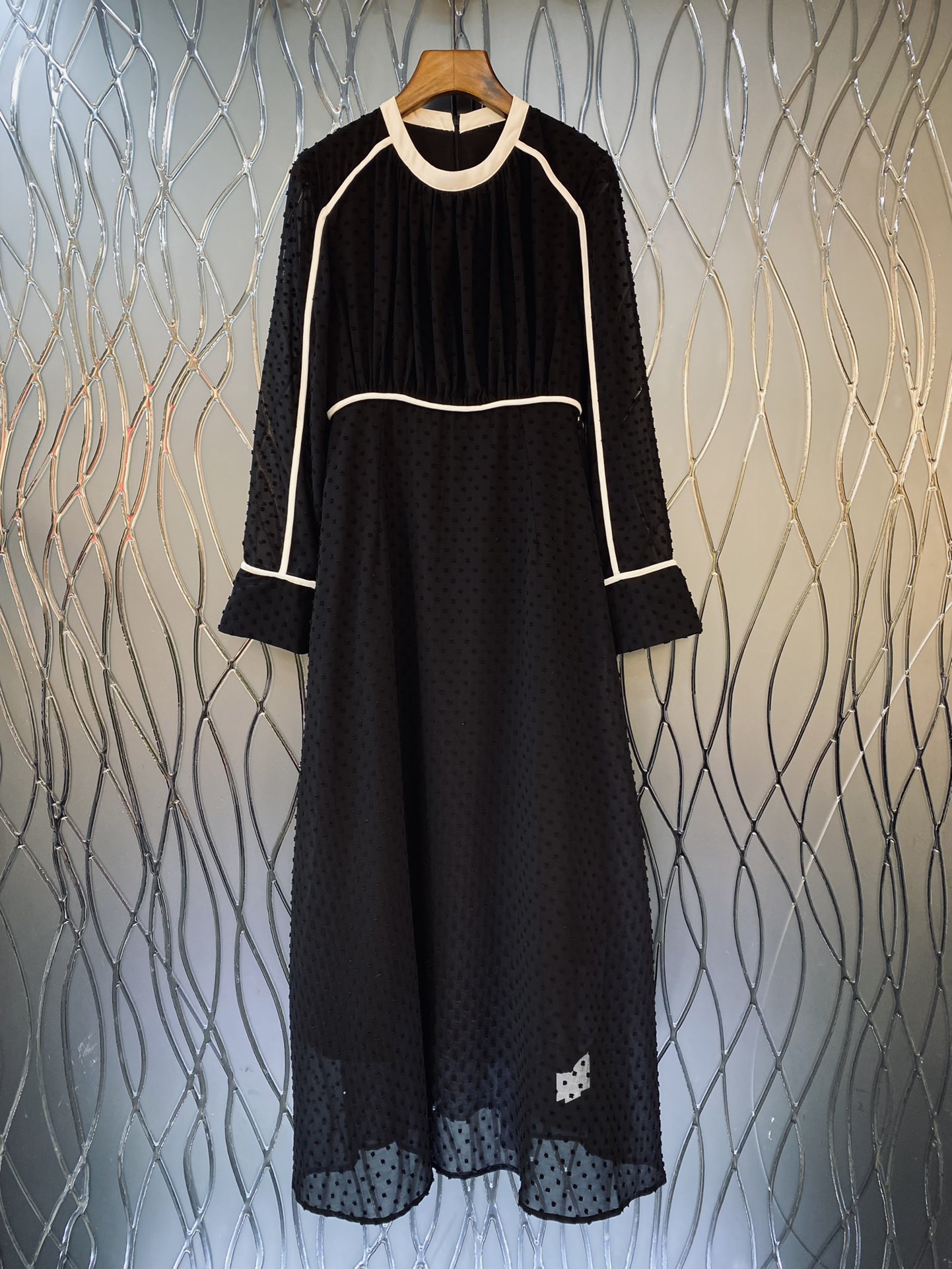 

Spring and Autumn New Dress Black Round Neck Temperament