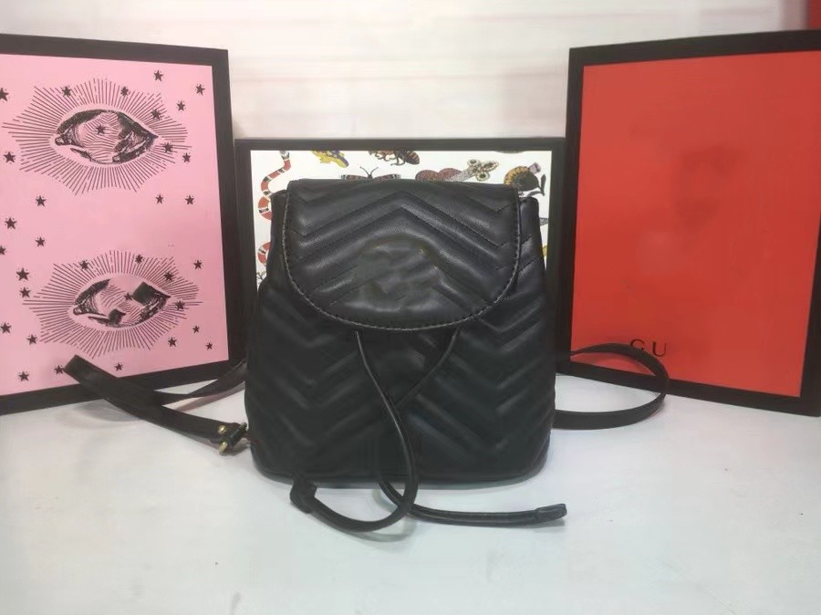 

Women's Leather Backpack with Chain Strap - Classic Design, Spacious Storage for Fashion & Daily Use, Red