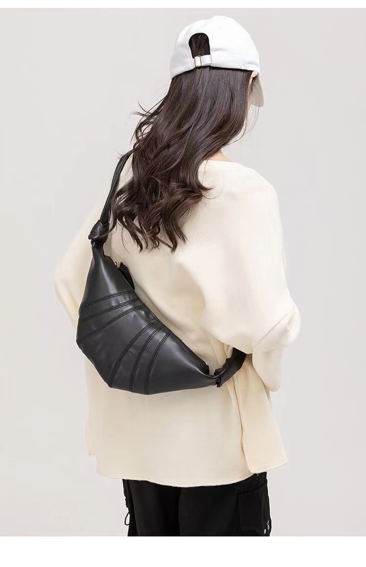 

Designer Lemaire ox horn bag sheep skin Kesong oblique cross dumpling leather armpit method stick Hidemi chest waist, Chocolate brown