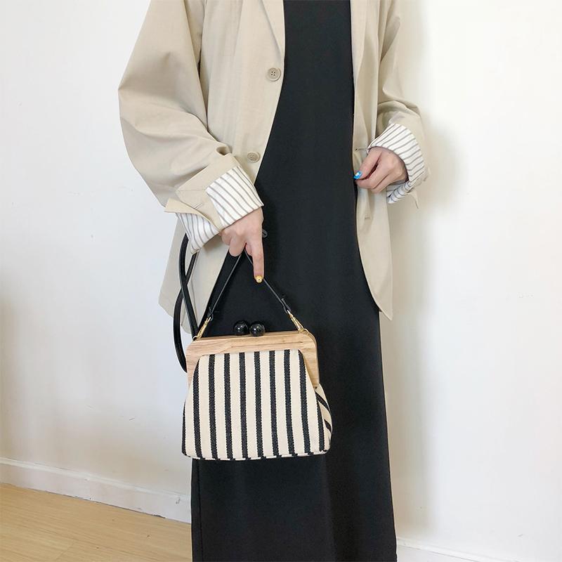 

Evening Bags Striped Wooden Clip For Women Canvas Women's Shoulder Bag Retro Kisslock Crossbody Designer Brand Ladies Clutch PurseEvenin, Balck