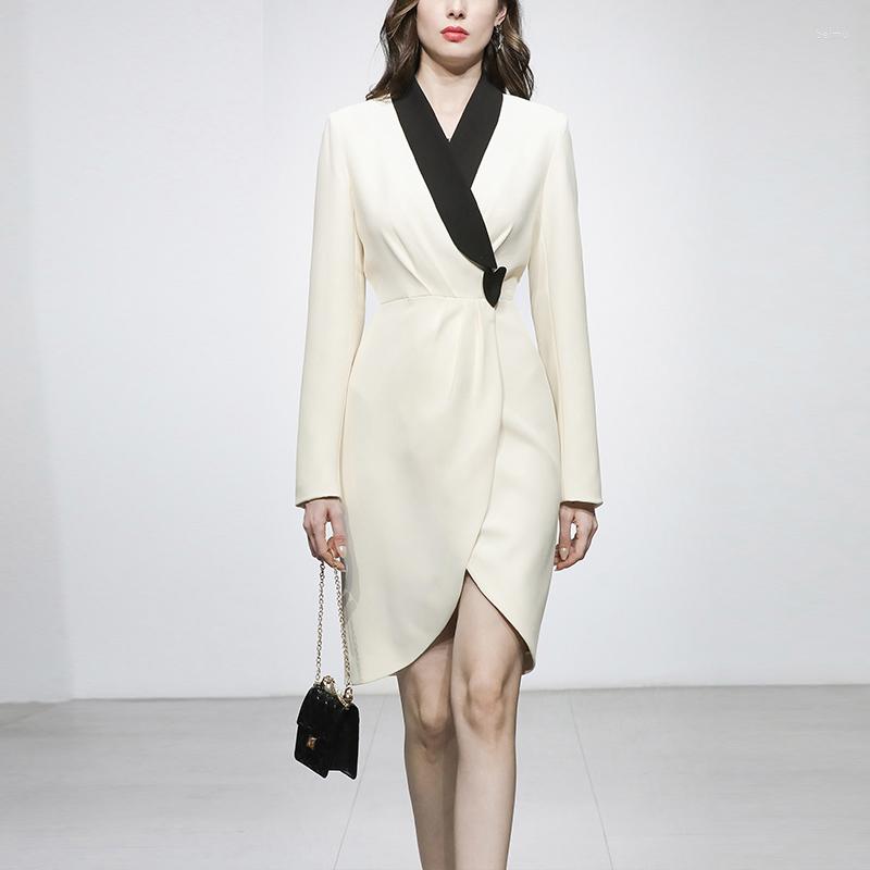 

Casual Dresses LINDA DELLA 2023 Fashion Designer Women Summer Models Temperament Beige V-neck Button Slim Asymmetric Long-sleeved Dress