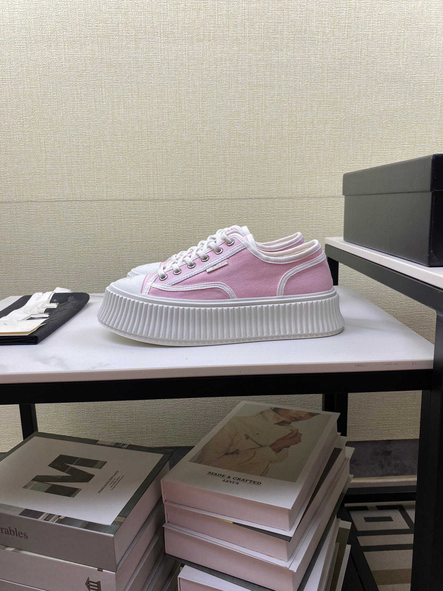 

Designer Source Standard Xiaoxiang High Edition 2023 Summer New Fashion Canvas Breathable Cookie Women's Muffin Thick soled Small White Shoes