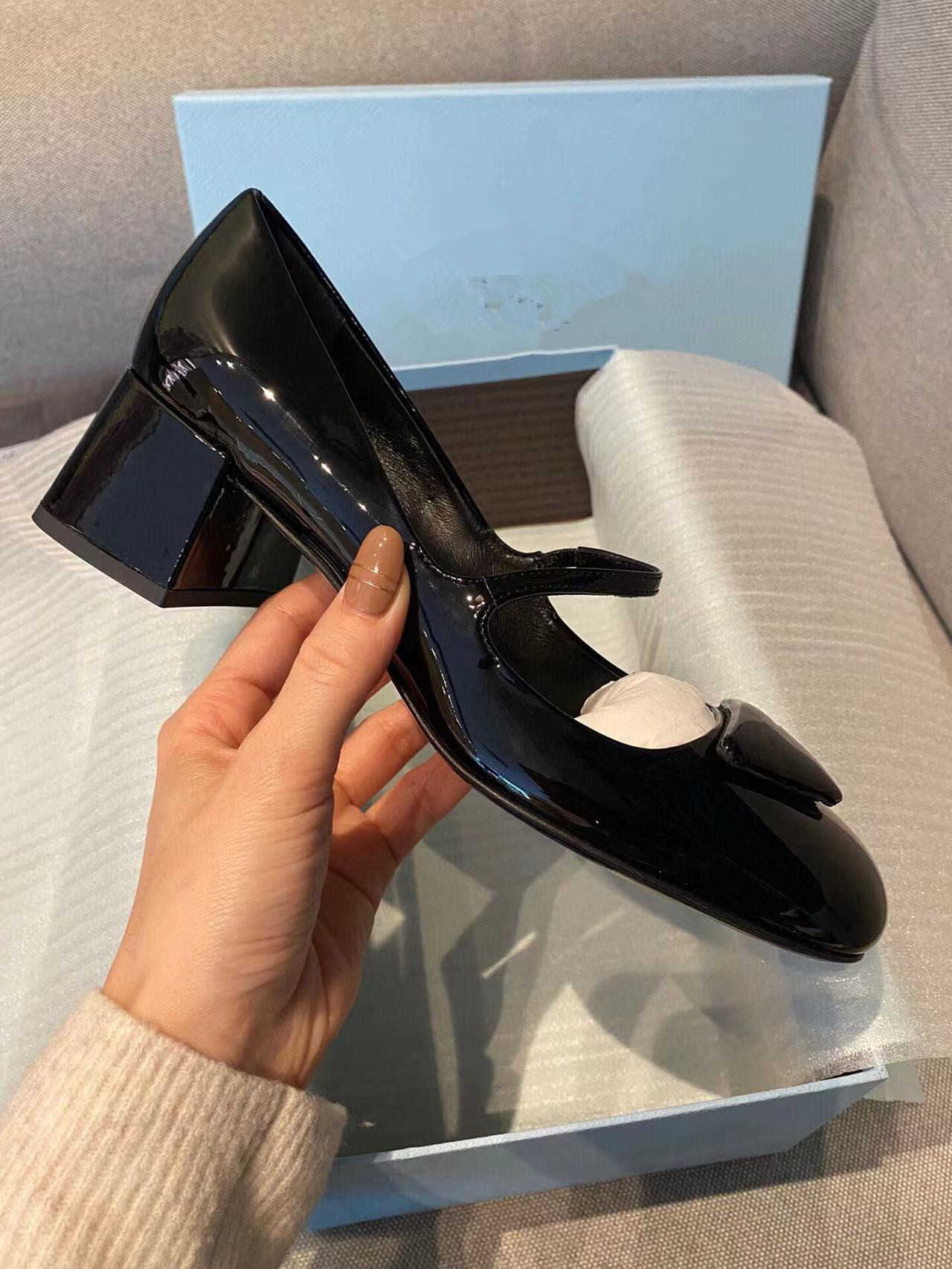 

Shoes Mary Jane Women's Shoes 2023 Spring and Summer New style Square Head Thick Heel P Home Triangle Letter Leather Single Shoes High Heel, Black