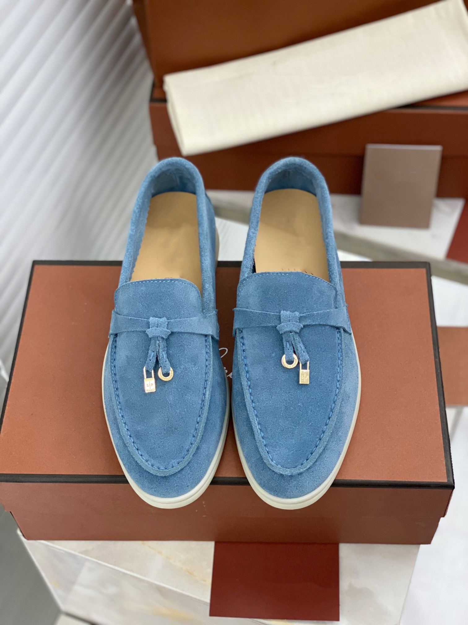 

Designer Summer Luxury Loro Suede Shoes Charms Embellished Walk Suede Loafers Couple Genuine Mens Womens Leather Casual slip on flats for 0B8Z