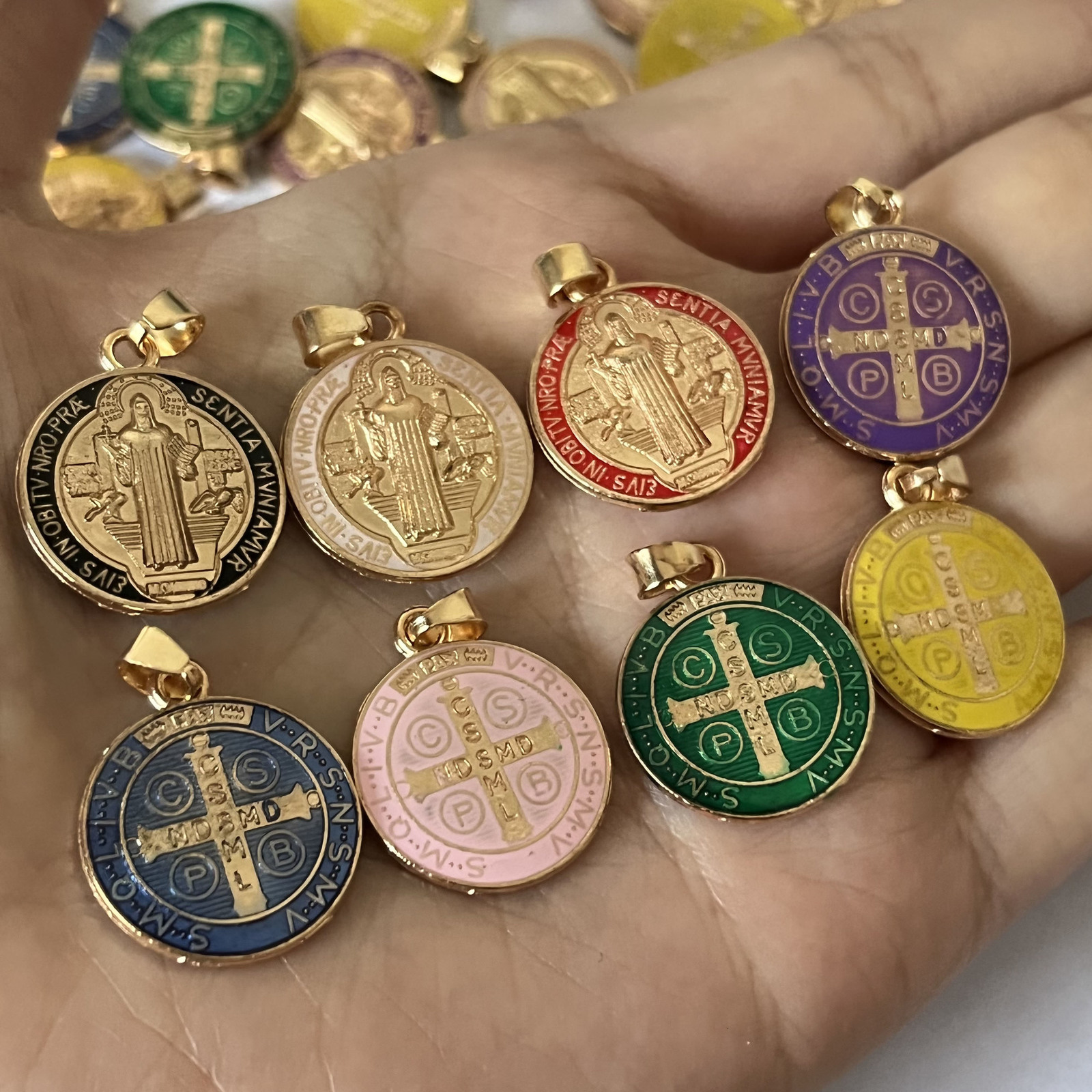 

Charms 50 Pieces Religious Multicolor Saint Benedict Medal Catholic Gold Plated SB Medal Coin San Benito Gift 230220