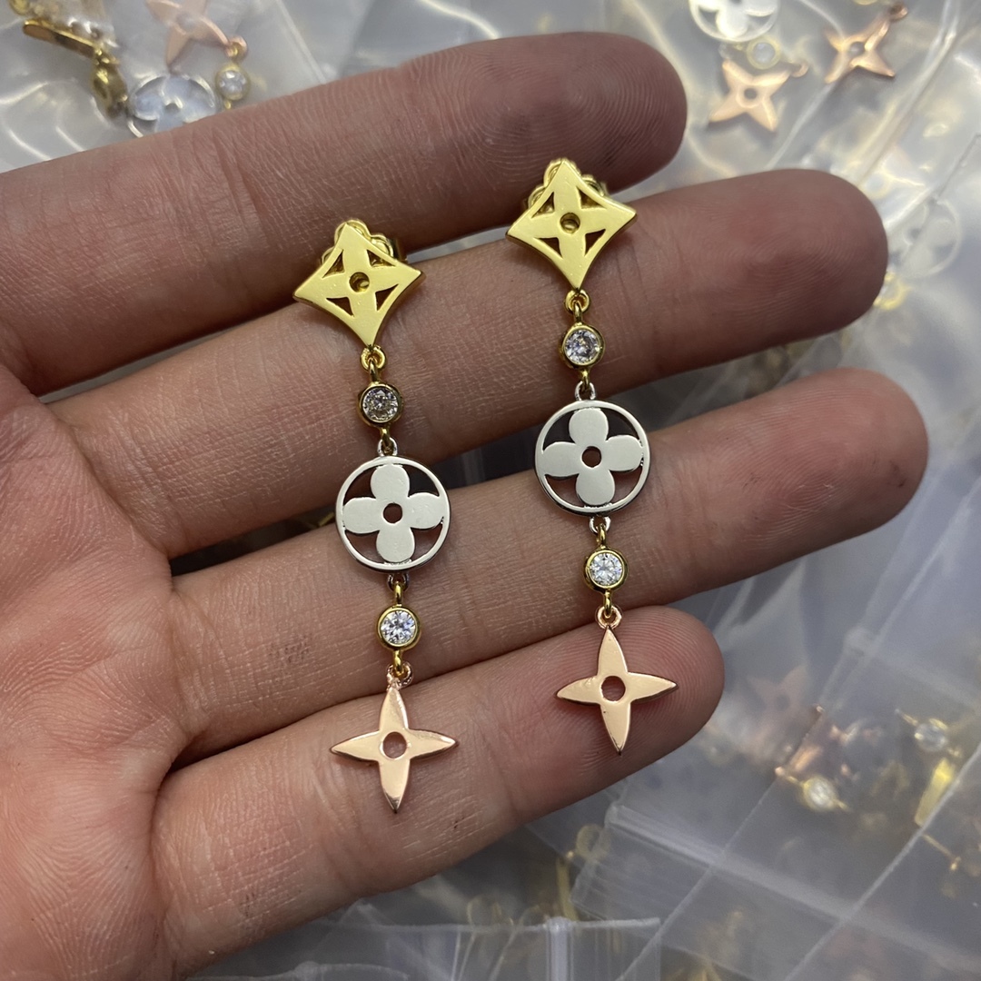 

Europe America Fashion Style Lady Women Simplicity dangles Earrings Titanium Steel Hollow Out Full Diamond V Initials Stud tassels Earrings 3 Color E-018