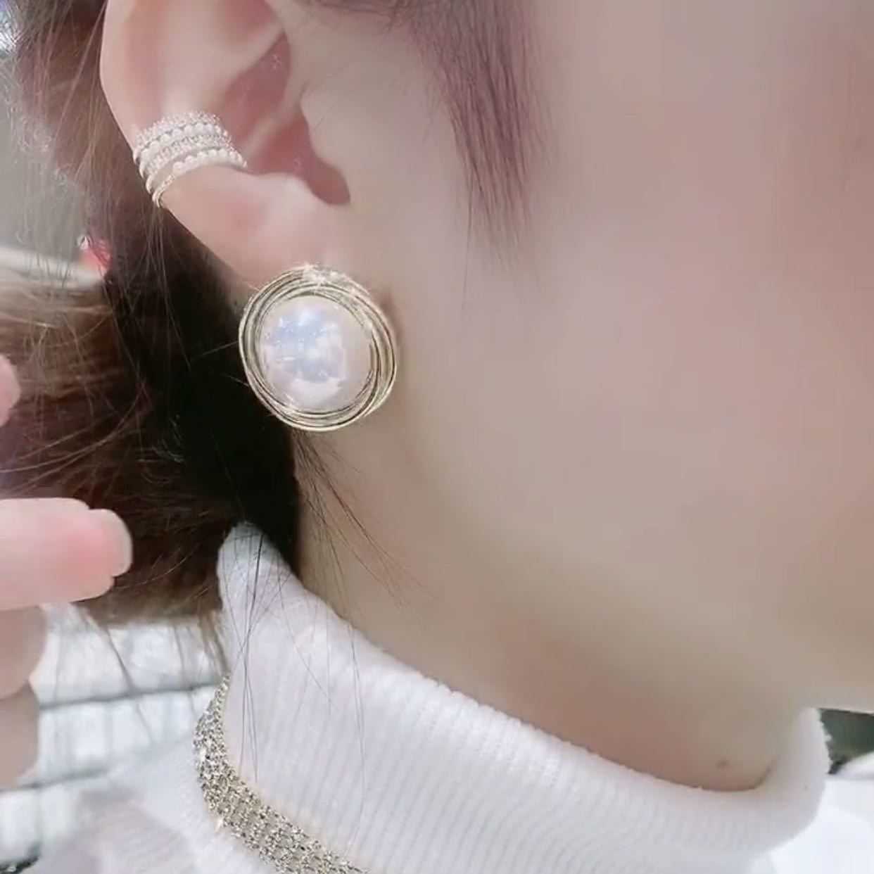 

Charm Atmospheric Pearl Hepburn temperament 2023 new fashion cool wind senior Earrings women