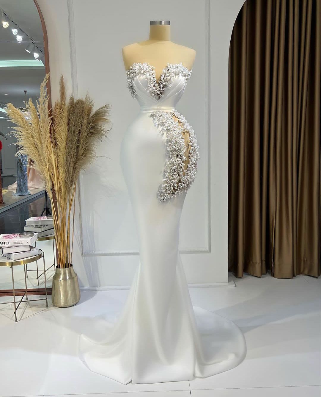 Sexy Evening Dresses Sleeveless Deep V Neck Satin Beaded Appliques Sequins Pearls Diamonds Floor Length Celebrity Formal Prom Dresses Plus Size Gown