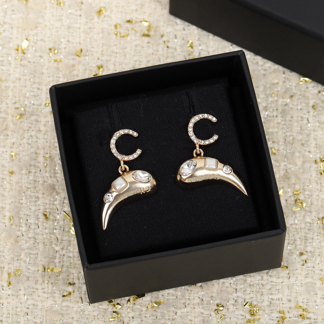 

2023 Luxury quality Charm drop earring with diamond and special design and nature shell in 18k gold plated have box stamp PS3337