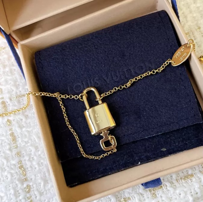 

Fashion Street Womens Love Bracelet Gold Lock And Key Bracelets Designer Jewelry Luxury V Letters Ladies Party Wedding Gifts 925 Silver 2023