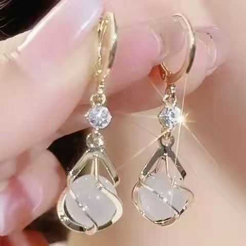 

Charm 2023 New Fashionable Light and Luxury Cat's Eye Temperament Small crowd Design Delicate Earrings Premium tassel earrings
