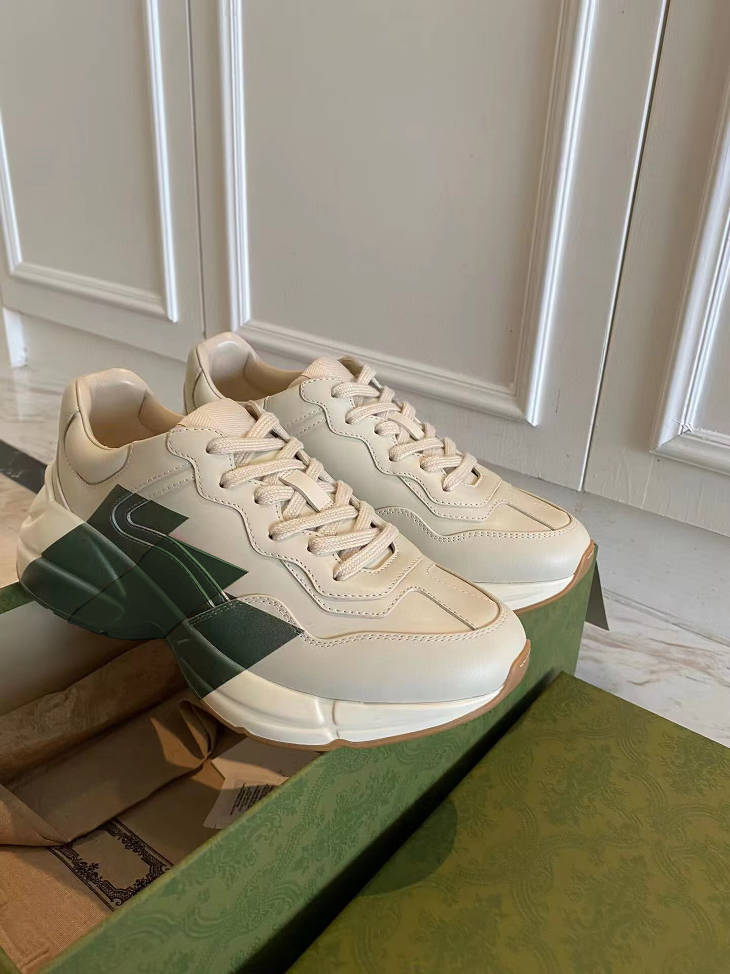 

Designer Rhyton Sneaker Brand Casual Shoes Trainers 620185 99WF0 4371 Vintage Luxury Multicolor Sneakers Shoe Strawberry Wave Mouth Tiger Web Print Vintage