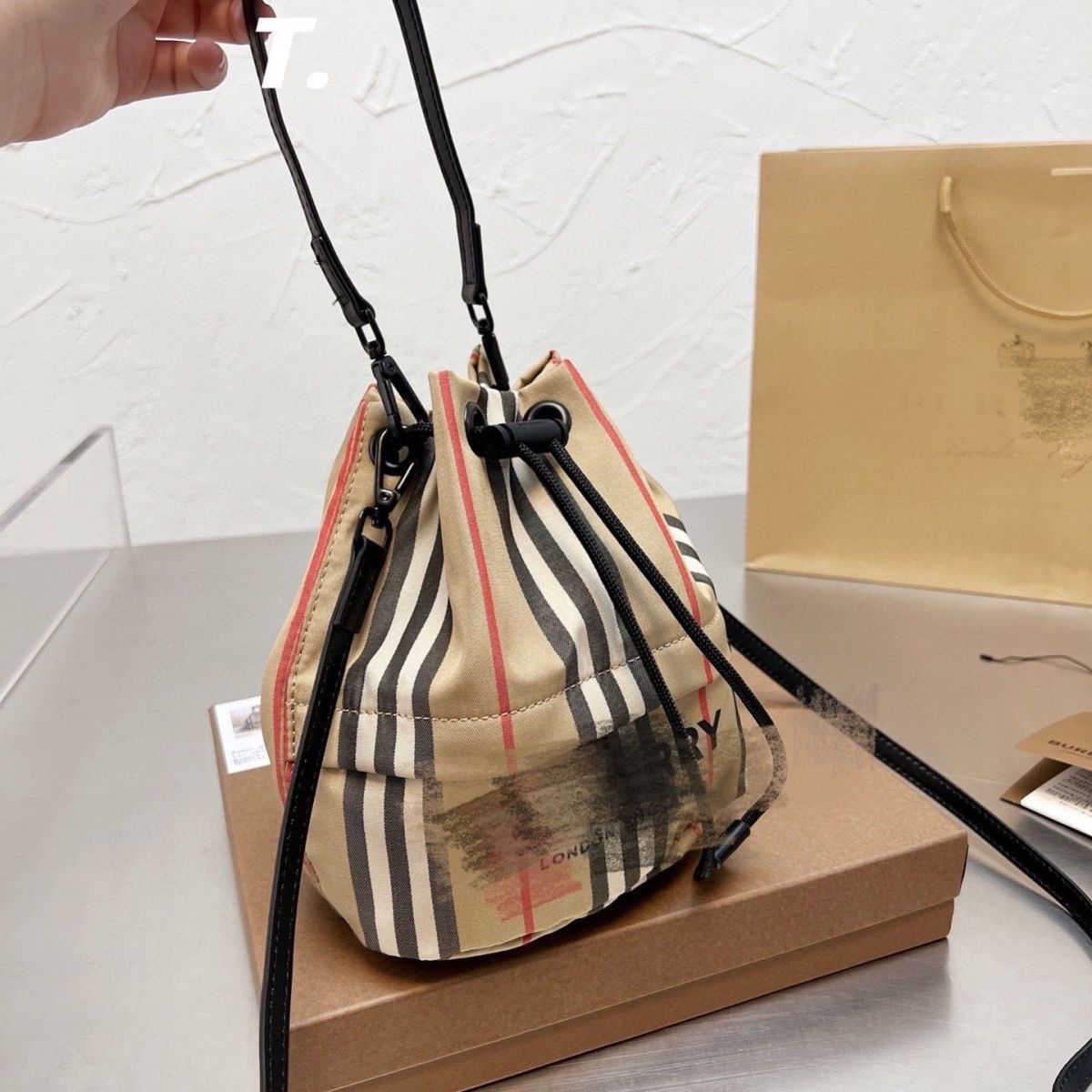 

The Hands outlet Burbrerys new Handbags New Designer Women Tote bur bucket bag has a light weight and can be carried casually in all seasons. It ca GP6O, Lattice