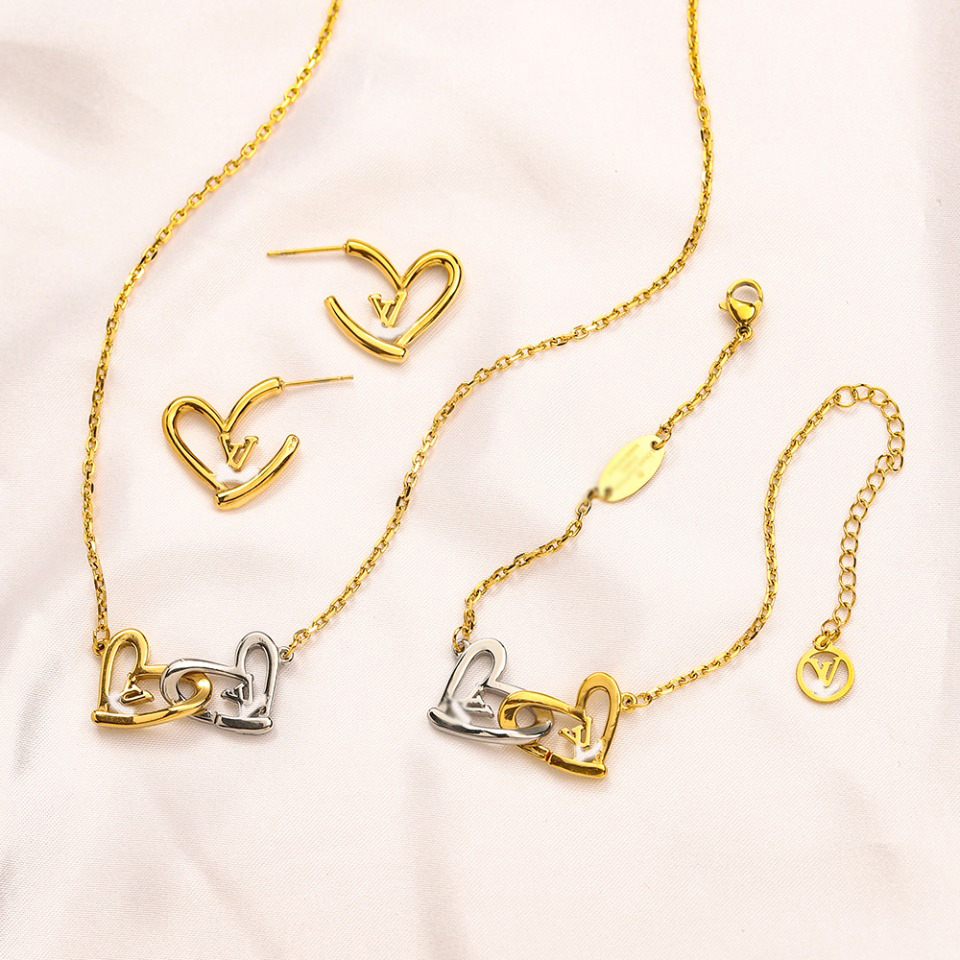 

18K Gold Plated Luxury Brand Designer Heart Letter Pendants Necklaces Stud Earring Bracelet Stainless Steel Choker Pendant Necklace Chain Jewelry Accessories