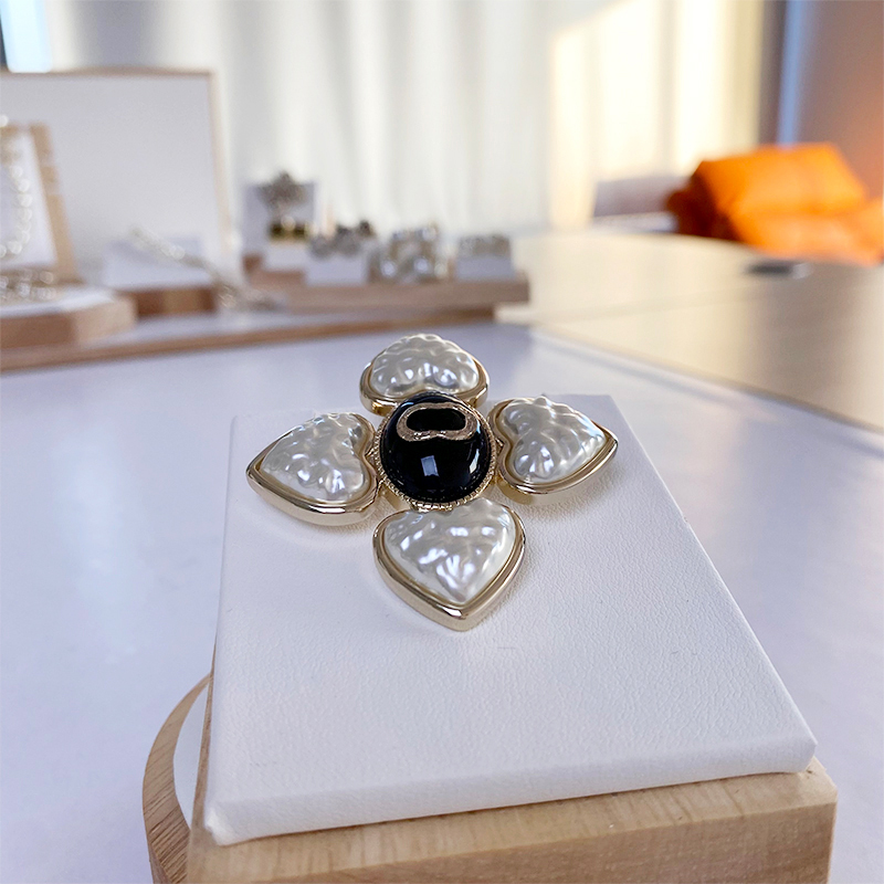 

pins Pearl Broochs Designer Jewelry Wo mens Brooch Fashion Brand Letters Small Sweet Wind Brooch Women Pearl Love a brooch