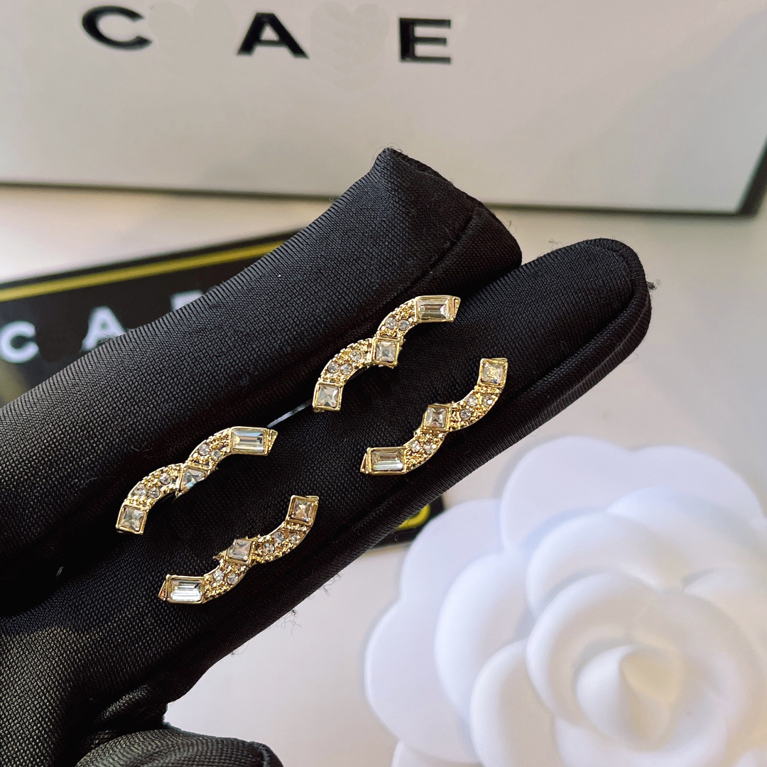 

Popular Designer Accessories Gift Stud Earrings Luxury Girls Diamond Pearl Earrings 18k Gold Plated Jewelry Stamps Earrings Wedding Party With Box