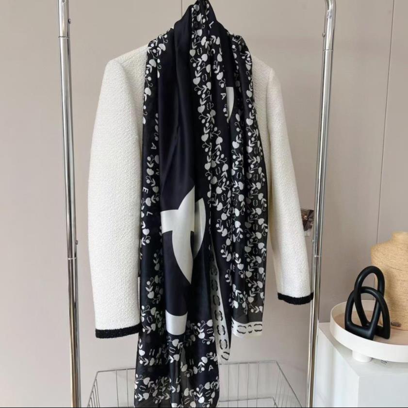 

2023 popular men's and women's letter scarf outdoor travel are very temperament