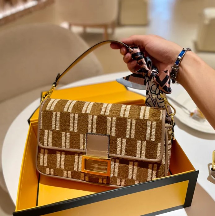 

Womens Jacquard Fabric Bags Designer Tote Bag For Womens Fashion Baguette Totes Handbags Luxury Gold Letters Handbag Crossbody Purses 2023, F1