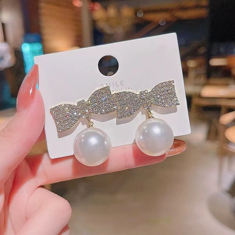 

Korean version exaggerated Charm diamond bow earrings personalized fashion design sense pearl earrings net red temperament sweet earrings