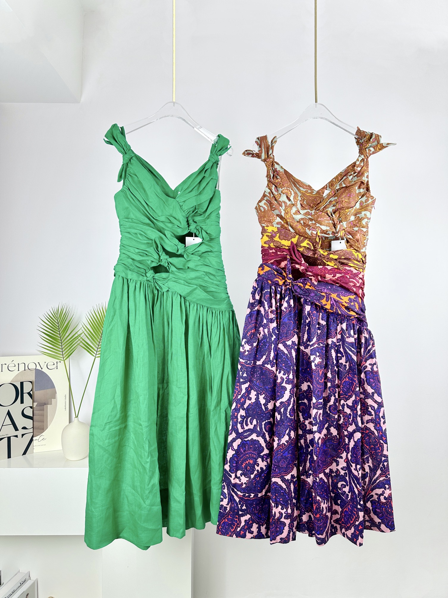 

Casual dresses Luxury designer designs a new spring/summer 2023 bow green mid-length suspender dress