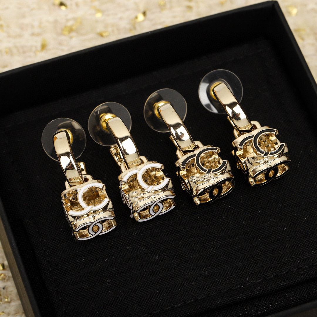 

2023 Luxury quality Charm drop earring with white and black color enamel design in 18k gold plated have box stamp PS3344