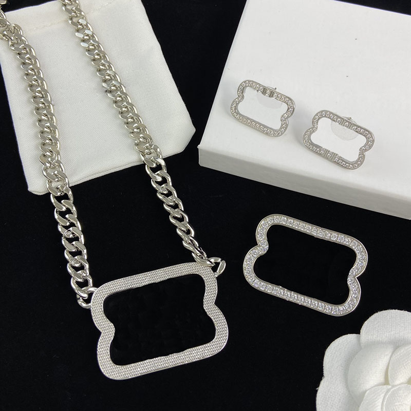 

Full White Diamond Charm Women Hip Hop Link Chain Necklaces Tetragonum Geometry Design Letter Brooch with Box