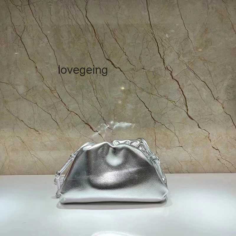 

Venetas Bags Designer Pouch Bag 2023 Bottegas Same Women's Cloud One Shoulder Messenger Fold Cowhide Hand Soft Skin Dumpling 752d, Light blue