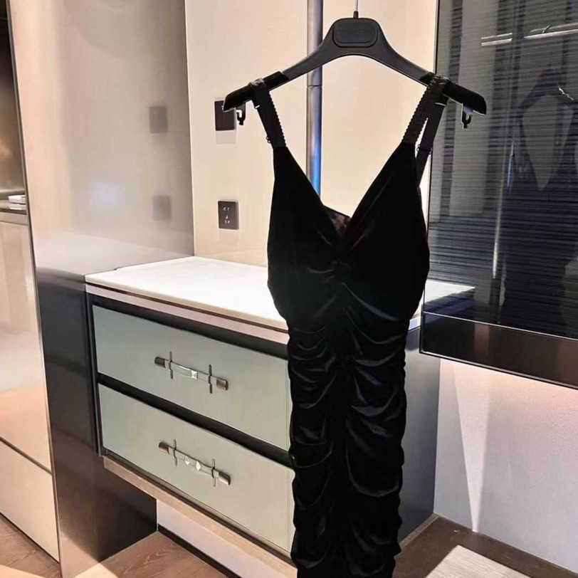

23ss Designer brand Women sling dress velvet waist fitting skirt High quality Hip skirts Evening dresss womens clothing a1, Black