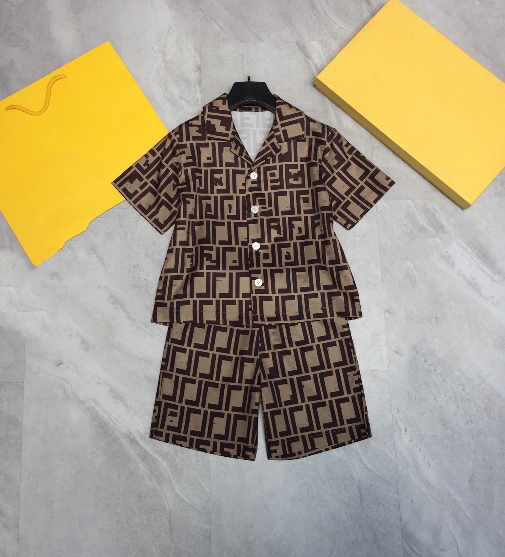 

baby set kid sets toddler t shirt 2pics kids designer tshirt for children clothing boys girls Short Sleeve top luxury summer Button lapel khaki with letters44, Brown