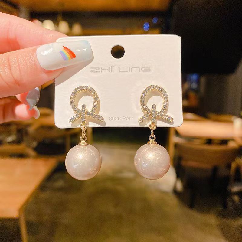 

Korean fashion style geometric pearl earrings Elegant temperament Gentle personality Full diamond earrings Simple and versatile earrings