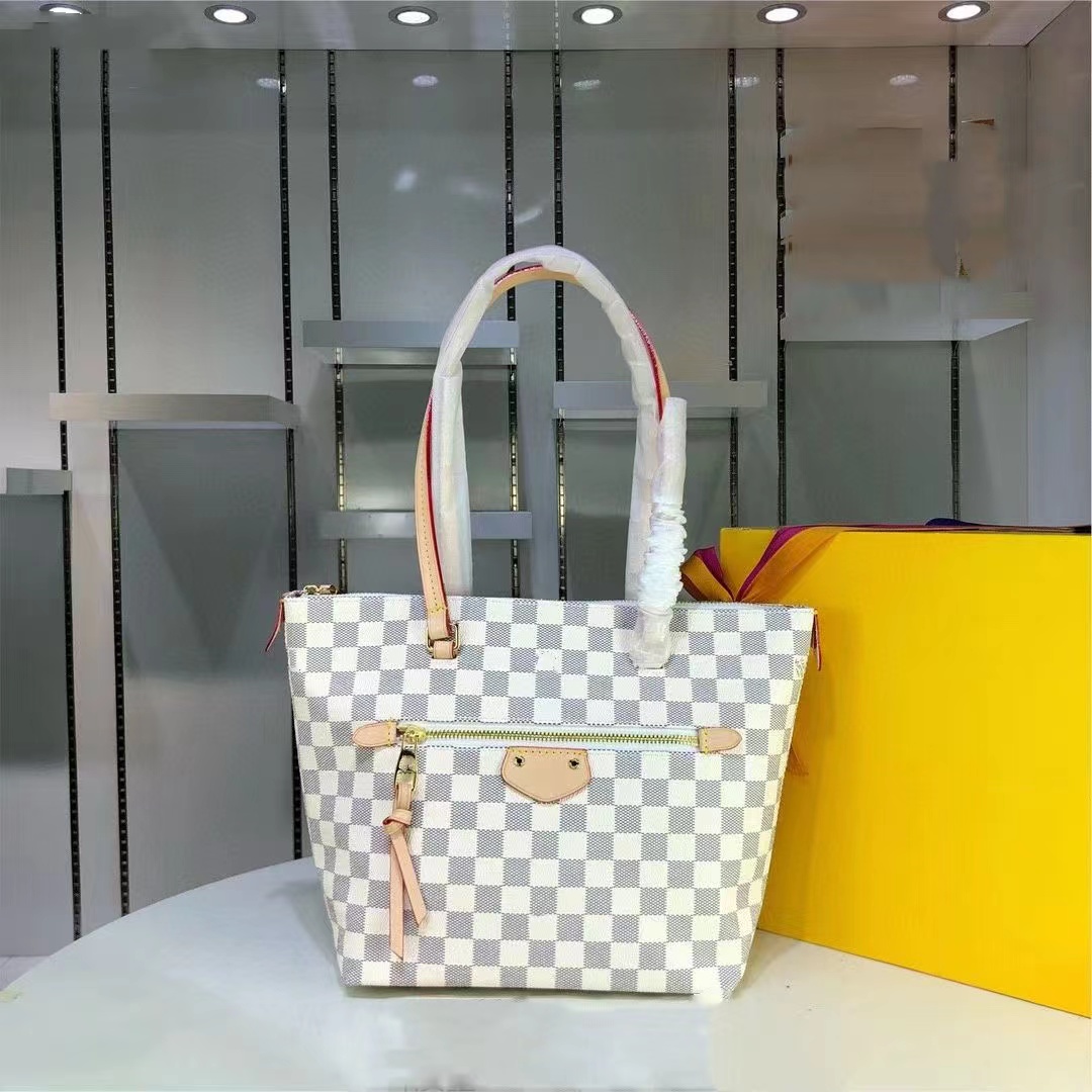 

Shoulder Bags The hottest gold coin tag of the season hobo Hippie oil wax calfskin antique hardware MZ563, White