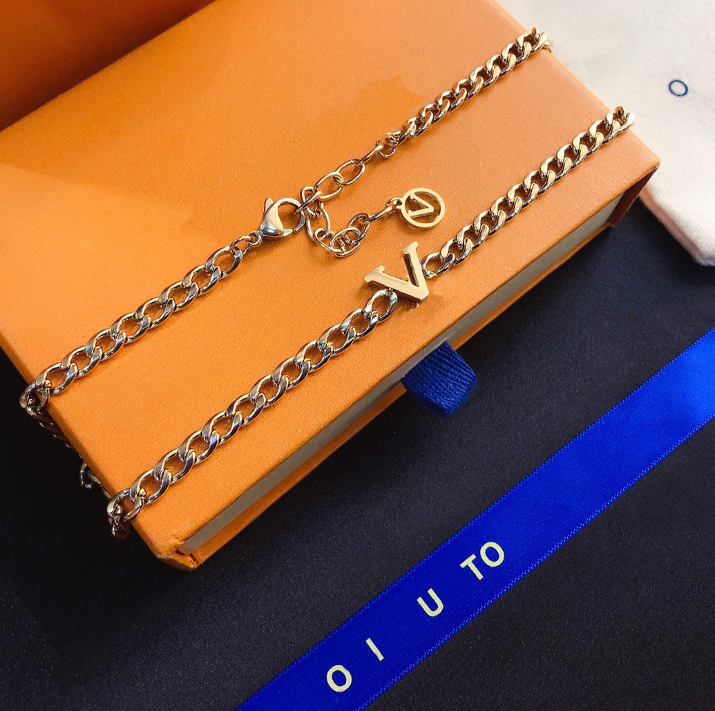 

Luxury High Sense Jewelry Pendant Necklaces Exquisite Fashion Female Necklace Exclusive New Style Classic Popular Brand Gifts Family Friends 18k Gold Plated Gift