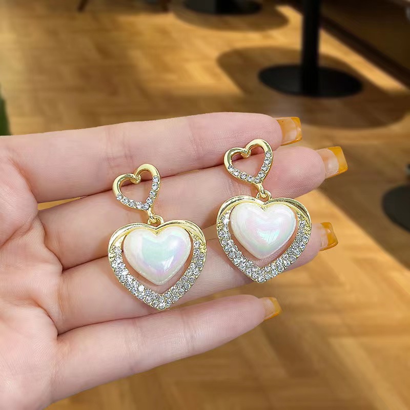 

New Fashion OL Charm Mermaid Concubine Pearl Peach Heart Earrings Temperament Fashion High Sense Hollow Double Love Earrings Female