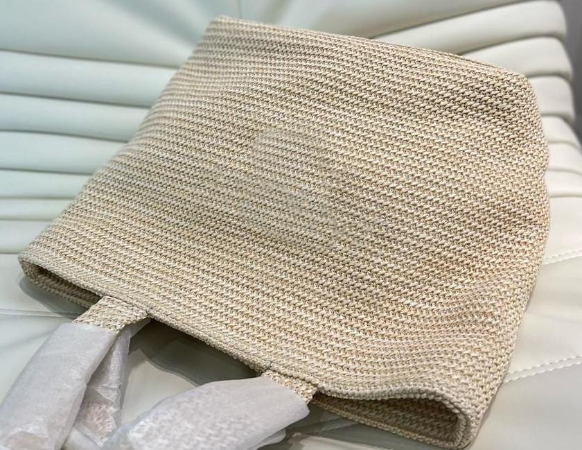 

2023 Designer brand super popular Straw Beach Bag latest style retro hand-held canvas bag embroidery travel essential, Beige