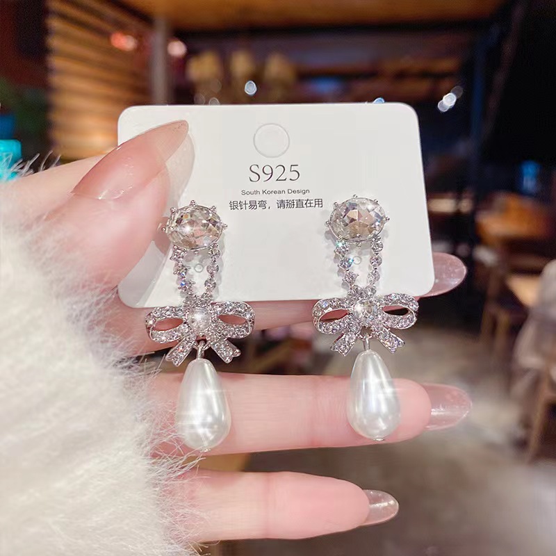 

Japanese and Korean style sweet Charm temperament bow earrings small design sense pearl earrings new fashion personality versatile earrings