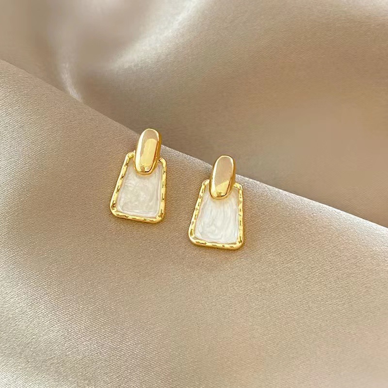 

Luxury Charm simple and fashionable white oil drop earrings ins small design sense geometric square earrings gentle temperament