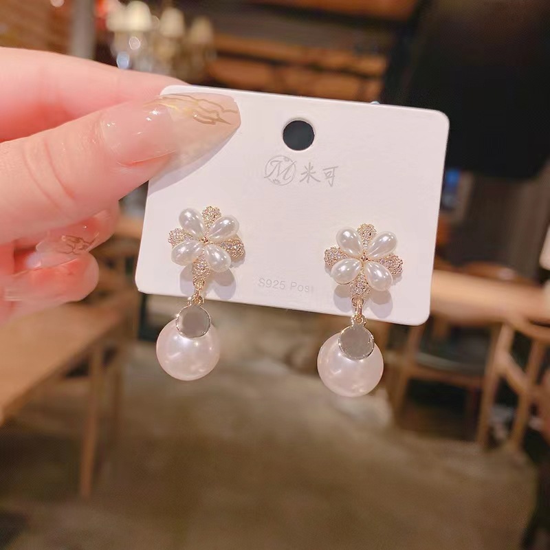

S925 silver needle Korean new pearl flower earrings net red hot selling temperament elegant flash diamond earrings sweet and lovely
